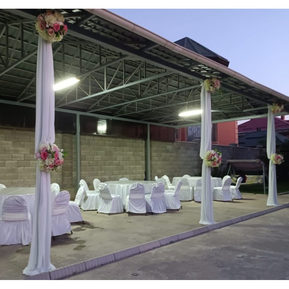 Оформление стойки тканью и цветами