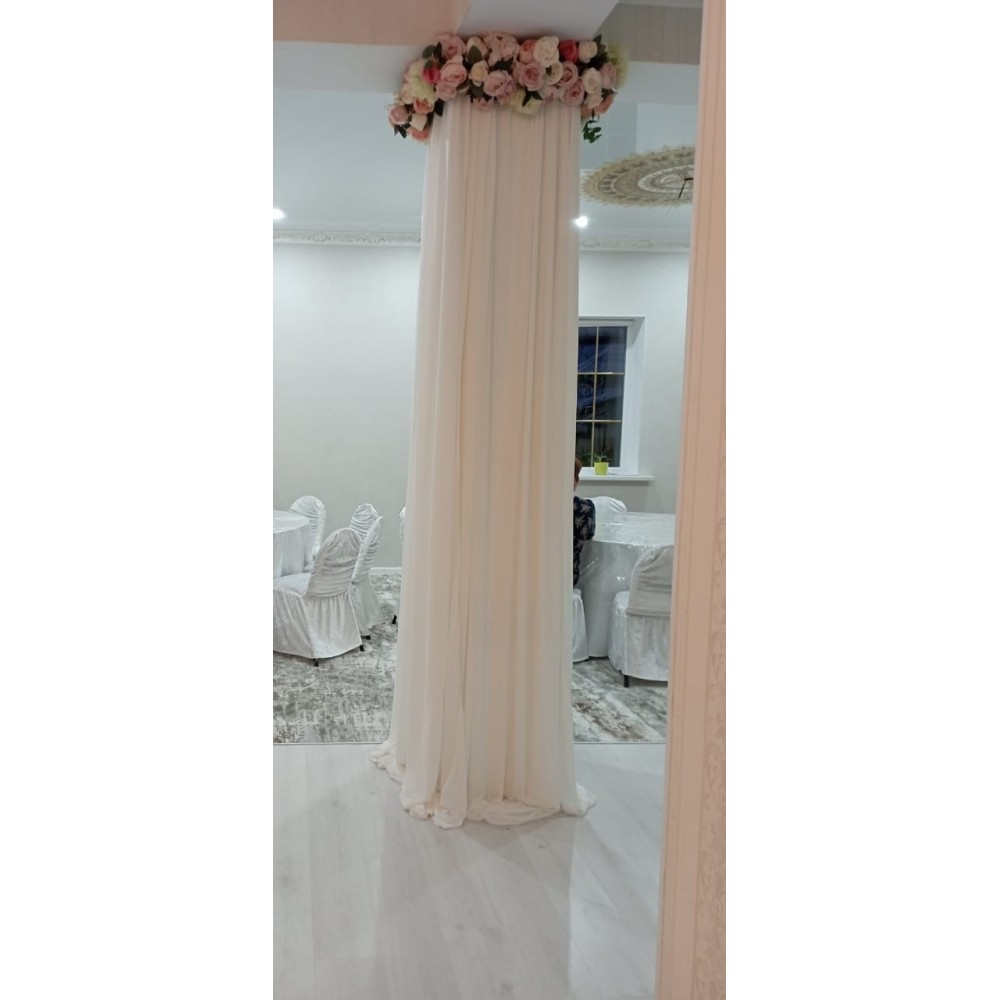 Оформление колонны тканью и цветами