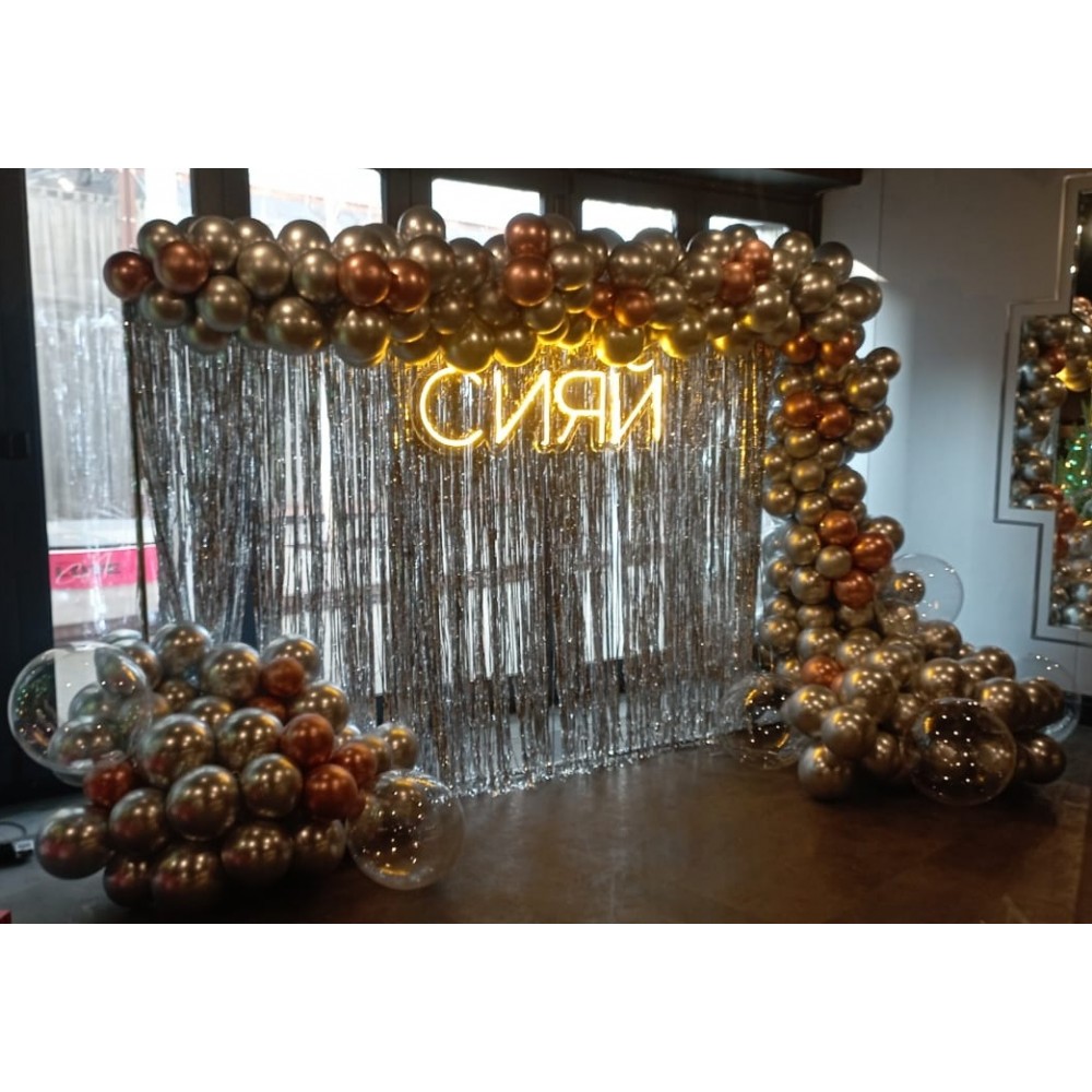 Фотозона из дождиков с неоновой надписью и шарами 3 на 3 м