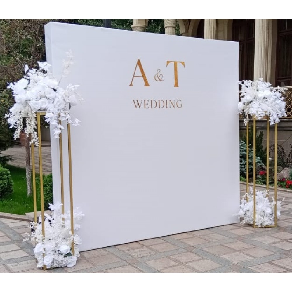 Фотозона со стойками и цветами 2,5х2,4 м