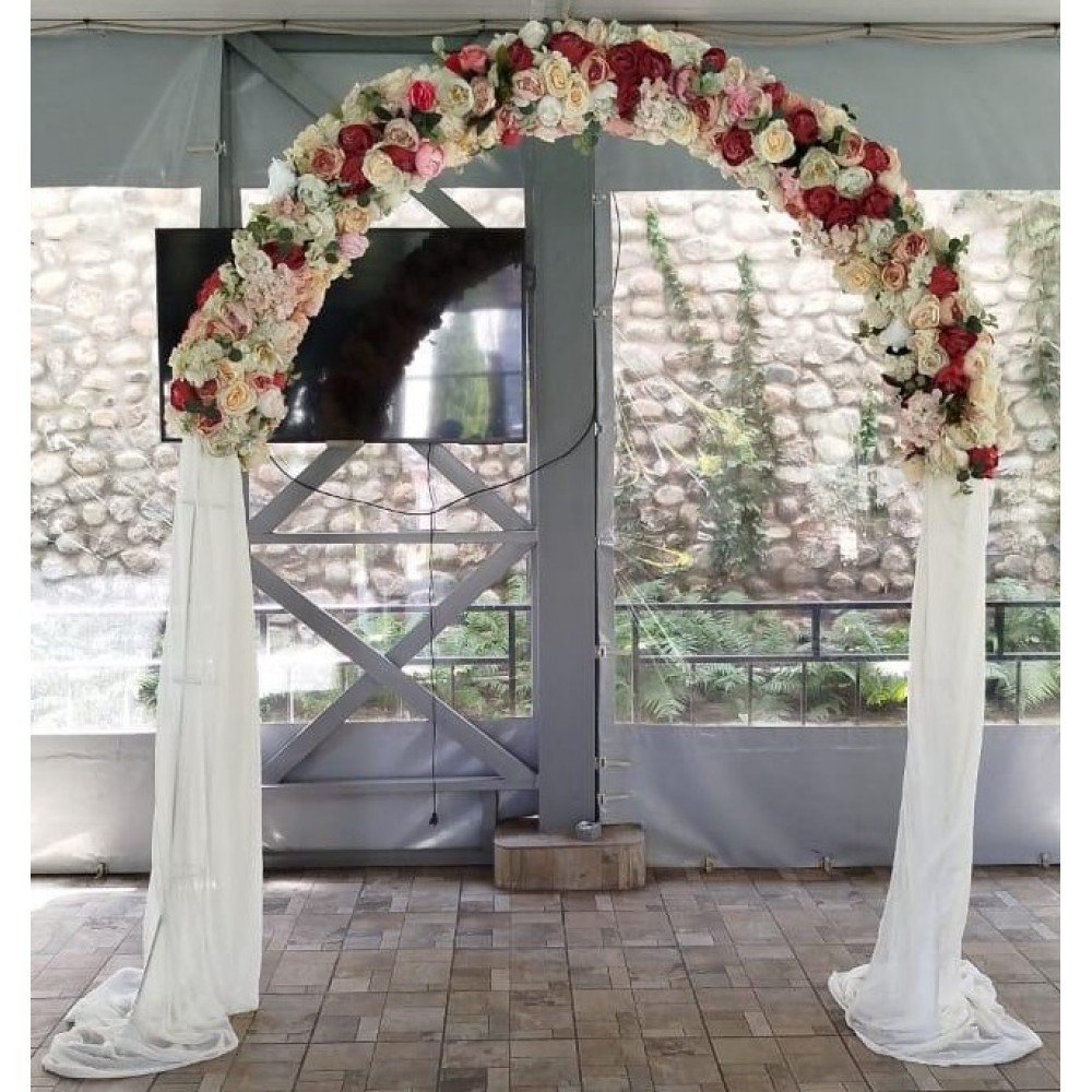 Арка с цветами и тканью