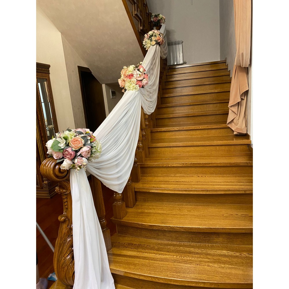 Оформление перил тканью и цветами