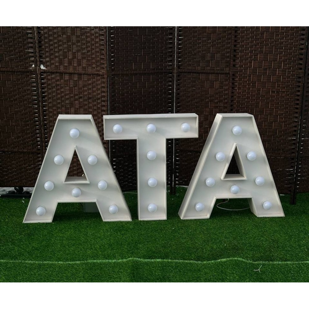 Слово "АТА" с лампочками