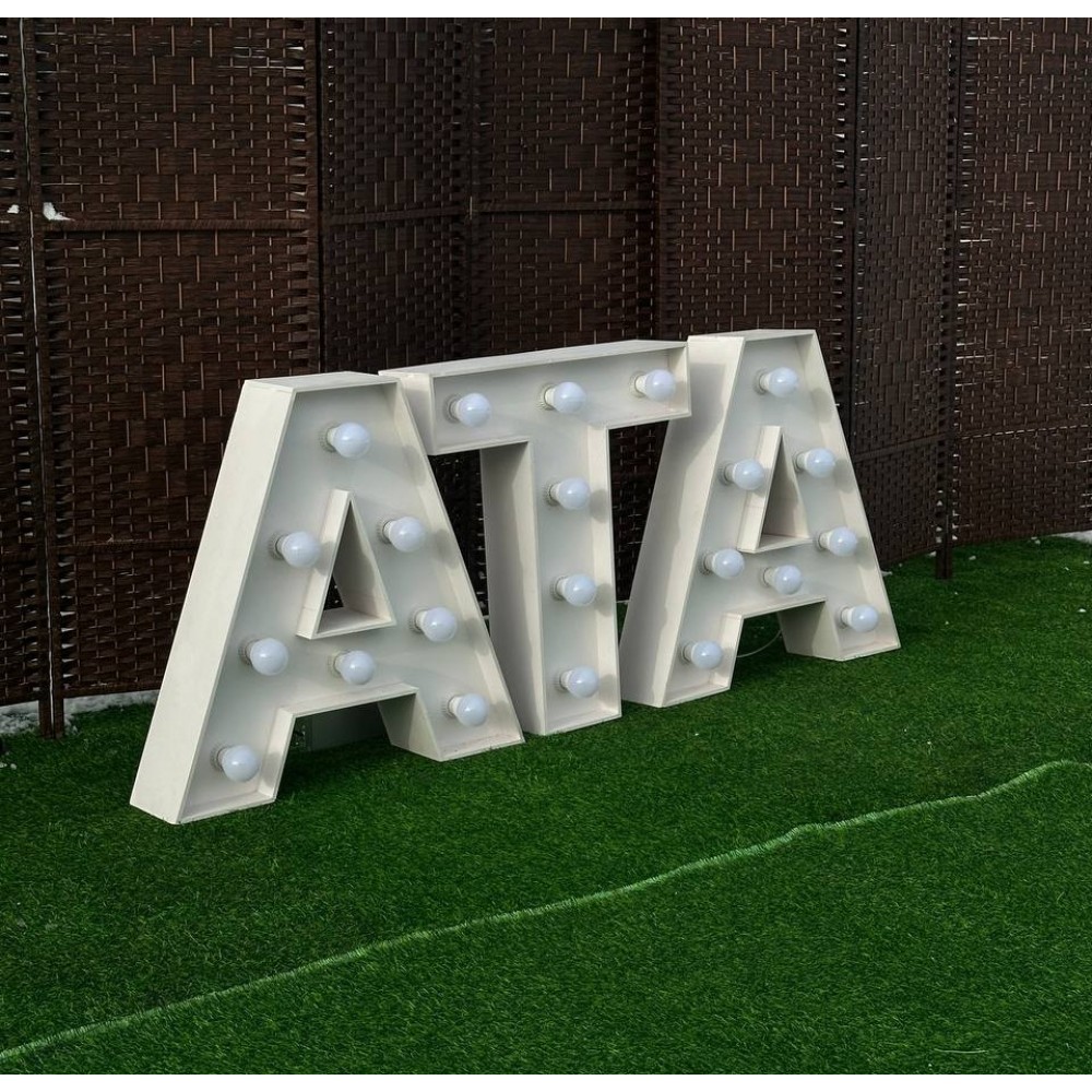 Слово "АТА" с лампочками