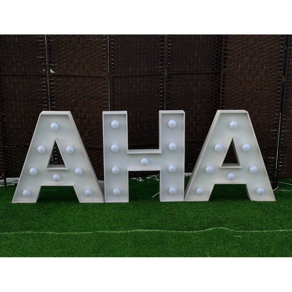 Слово "АНА" с лампочками