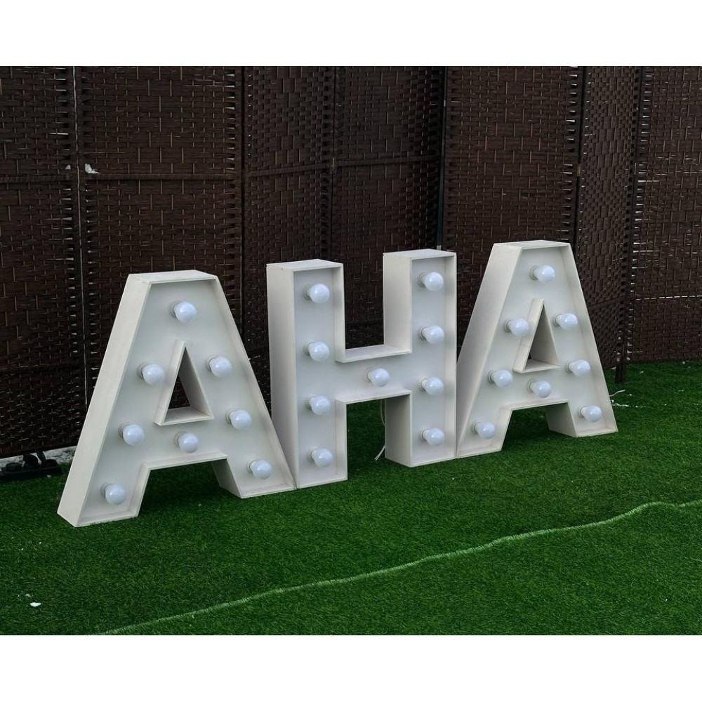 Слово "АНА" с лампочками